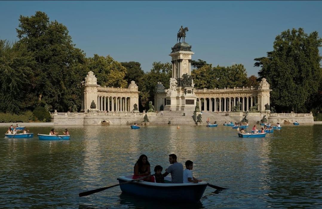 Hostal Vara Madrid Exteriör bild